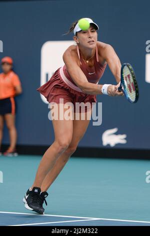 Belinda Bencic (SUI) est défait par Naomi Osaka (JPN) 6-4, 3-6, 4-6, au Miami Open étant joué au Hard Rock Stadium à Miami Gardens, Floride, le 31 mars 2022: © Karla Kinne/Tennisclix/CSM Banque D'Images