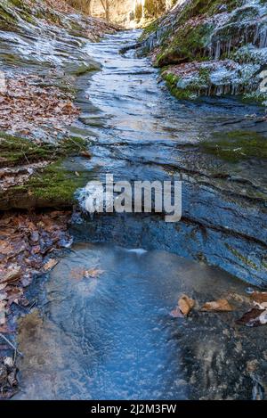 Photo verticale d'une rivière gelée dans le Little Grand Canyon, forêt nationale de Shawnee, Illinois, États-Unis Banque D'Images