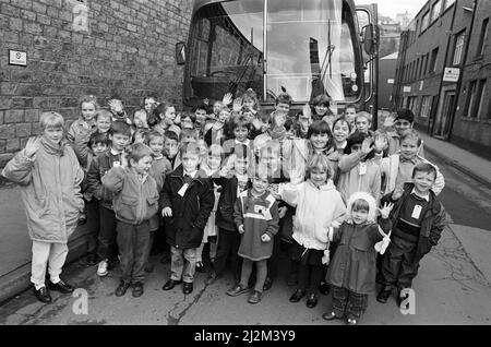 Quelque 50 enfants dont les parents travaillent à Peabody Holmes sur le point de monter à bord de l'autocar pour voir Ken Dodd à Puss dans Boots au Halifax Civic Theatre. Le voyage a été payé par la société d'ingénierie de processus basée à Turnbridge - un geste qu'elle fait chaque année. Les enfants étaient âgés de 5 à 11 ans. 14th janvier 1989. Banque D'Images