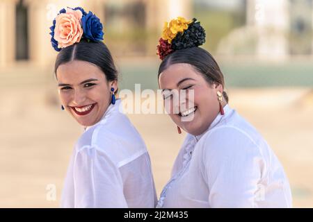 portrait de deux adolescentes vêtues de robes flamenco qui rient bruyamment Banque D'Images