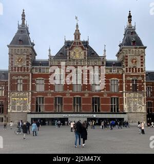 Détail architectural de la gare centrale d'Amsterdam, un important centre ferroviaire international et la plus grande gare ferroviaire d'Amsterdam, aux pays-Bas Banque D'Images