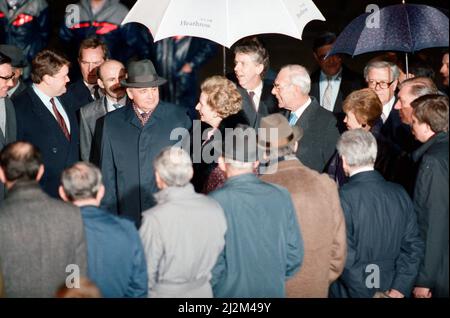 Margaret Thatcher rencontre Mikhaïl Gorbatchev, Secrétaire général du Comité central du Parti communiste de l'Union soviétique, à l'aéroport de Heathrow. 5th avril 1989. Banque D'Images