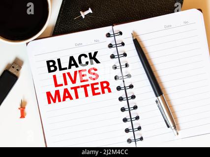 TEXTE NOIR SUR fond noir et blanc. Tableau de cotation Freedom of Speech Vintage Retro. Protestation contre la fin du racisme, de l'antiracisme, Banque D'Images