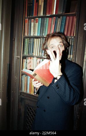 L'acteur Rik Mayall, lors d'un appel à la presse pour le programme de télévision New Statesman, Yorkshire TV. Rik Mayall a joué Alan B'stard. 6th janvier 1989. Banque D'Images