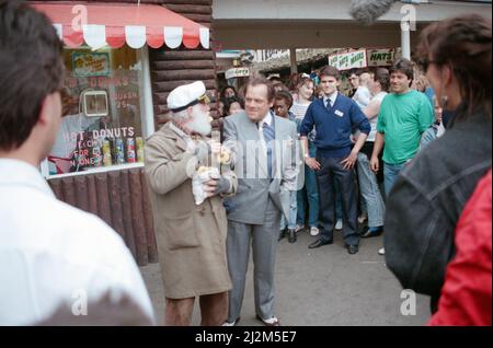 Buster Merryfield en tant qu'oncle Albert et David Jason en tant que Derek Trotter pendant le tournage de l'offre spéciale de Noël « les seuls fous et chevaux » à Margate. 16th mai 1989. Banque D'Images