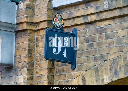 ORLANDO, États-Unis - MARS 07 2022: Panneau pour la plate-forme 9 et les trois quarts à la gare de Kings Cross Universal Studios Banque D'Images