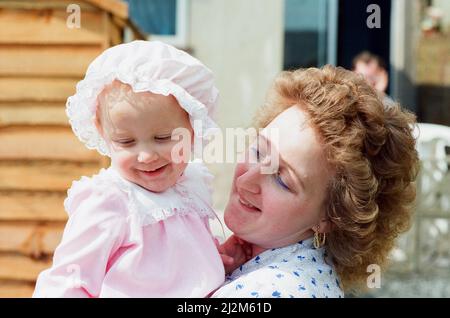 Baby Natalie Horrell, photographiée avec ses parents, Margaret et Paul, comme un an anniversaire de son enlèvement et retour approche, 28th avril 1989. Le 2nd mai 1988, Natalie Horrell a été arrachée à l'âge de cinq mois par une femme qui se pose comme détective de magasin. Pendant cinq jours angoissés, ses parents Margaret et Paul ont été au centre d'une chasse massive jusqu'à ce que leur petite fille soit trouvée en sécurité et bien à 200 miles de distance avec une femme qui voulait désespérément son propre bébé pour garder son mariage vivant. Son ravisseur, Delia McCall, a été emprisonné pendant trois ans pour son enlèvement, qui a été déjoué lorsque son ex-mari s'est expoché Banque D'Images