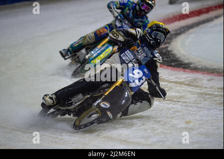 Heerenveen, pays-Bas. 02nd avril 2022. HEERENVEEN, T.-N.-L. Franz Mayerbüchler (93) (jaune) dirige Luca Bauer (16) lors de la finale du Championnat du monde des gladiateurs FIM Ice Speedway 3 à Ice Rink Thialf, Heerenveen, le samedi 2 avril 2022. (Credit: Ian Charles | MI News) Credit: MI News & Sport /Alay Live News Banque D'Images