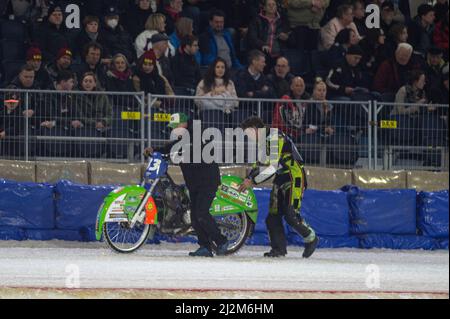 Heerenveen, pays-Bas. 02nd avril 2022. HEERENVEEN, NL.Weber est repoussé dans les fosses après son deuxième accident dans la reprise de HEAT 6 lors de la finale du Championnat du monde de gladiateurs FIM Ice Speedway 3 à Ice Rink Thialf, Heerenveen le samedi 2 avril 2022. (Credit: Ian Charles | MI News) Credit: MI News & Sport /Alay Live News Banque D'Images