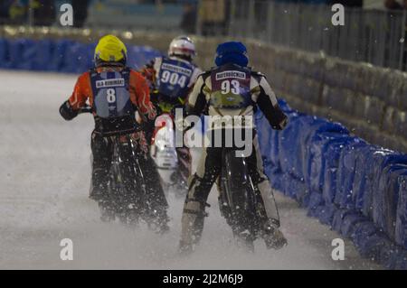 Heerenveen, pays-Bas. 02nd avril 2022. HEERENVEEN, T.-N.-L. Franz Mayerbüchler (93) chase Aki Ala-Riihimäki (8) et Joakim Söderström (904) lors de la finale du Championnat du monde des gladiateurs FIM Ice Speedway 3 à Ice Rink Thialf, Heerenveen, le samedi 2 avril 2022. (Credit: Ian Charles | MI News) Credit: MI News & Sport /Alay Live News Banque D'Images