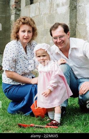 Baby Natalie Horrell, photographiée avec ses parents, Margaret et Paul, comme un an anniversaire de son enlèvement et retour approche, 28th avril 1989. Le 2nd mai 1988, Natalie Horrell a été arrachée à l'âge de cinq mois par une femme qui se pose comme détective de magasin. Pendant cinq jours angoissés, ses parents Margaret et Paul ont été au centre d'une chasse massive jusqu'à ce que leur petite fille soit trouvée en sécurité et bien à 200 miles de distance avec une femme qui voulait désespérément son propre bébé pour garder son mariage vivant. Son ravisseur, Delia McCall, a été emprisonné pendant trois ans pour son enlèvement, qui a été déjoué lorsque son ex-mari s'est expoché Banque D'Images