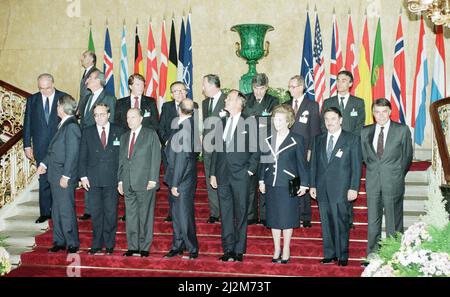 La réunion de l'OTAN a eu lieu à Lancaster House, à Londres. Premier rang L-R Poul Schluter (Danemark), Brian Mulroney (Canada), Wilfried Martens (Belgique), François Mitterrand (France), Manfred Worner (Secrétaire général de l'OTAN), George Bush (États-Unis), Margaret Thatcher (Royaume-Uni), Akbulut (Turquie) Felipe Gonzalez (Espagne). Rangée arrière L-R Helmut Kohl (République fédérale d'Allemagne), Konstantinos Mitsotakis (Grèce), Steingrimur Hermannsson (Islande), Giulio Andreotti (Italie), Jacques Santer (Luxembourg), Ruud Lubbers (pays-Bas), Jan P. Syse (Norvège) et Anibal Cavaco Silva (Portugal). 5th juillet 1990. Banque D'Images