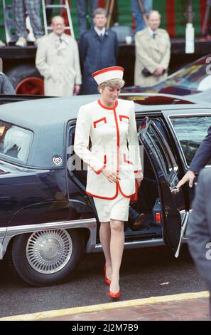 HRH la princesse de Galles, la princesse Diana, arrive pour un service d'église à la cathédrale Saint-James à Toronto, au Canada. Avec elle, bien que hors de la balle, ses deux fils William et Harry et Prince . Photo prise le 27th octobre 1991 Banque D'Images