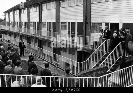 M. Peter Walker, Secrétaire d'Etat du pays de Galles, prenant la parole en ouvrant un bloc d'appartements remis à neuf - Whitebeam Close, Gurnos. Sur la gauche se trouve le maire de Mersthyr, la conseillère Mme Kath Rogers. Les appartements sont pour l'occupation par les jeunes contrevenants. 7th juin 1989. Banque D'Images