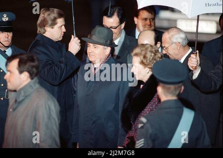 Margaret Thatcher rencontre Mikhaïl Gorbatchev, Secrétaire général du Comité central du Parti communiste de l'Union soviétique, à l'aéroport de Heathrow. 5th avril 1989. Banque D'Images