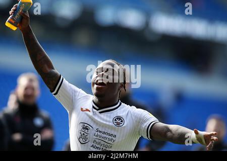 Cardiff, Royaume-Uni. 02nd avril 2022. Michael Obafemi de Swansea célèbre après le match. Match de championnat EFL Skybet, Cardiff City et Swansea City au Cardiff City Stadium de Cardiff, pays de Galles, le samedi 2nd avril 2022. Cette image ne peut être utilisée qu'à des fins éditoriales. Utilisation éditoriale uniquement, licence requise pour une utilisation commerciale. Aucune utilisation dans les Paris, les jeux ou les publications d'un seul club/ligue/joueur. photo par Andrew Orchard/Andrew Orchard sports Photography/Alamy Live News crédit: Andrew Orchard sports Photography/Alamy Live News Banque D'Images