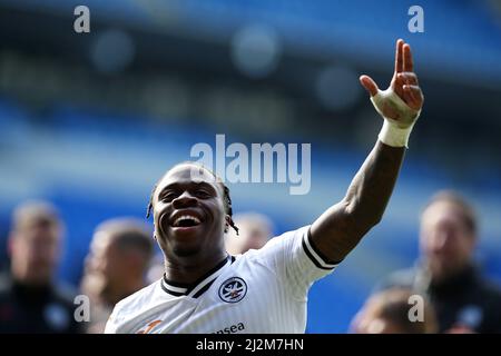 Cardiff, Royaume-Uni. 02nd avril 2022. Michael Obafemi de Swansea célèbre après le match. Match de championnat EFL Skybet, Cardiff City et Swansea City au Cardiff City Stadium de Cardiff, pays de Galles, le samedi 2nd avril 2022. Cette image ne peut être utilisée qu'à des fins éditoriales. Utilisation éditoriale uniquement, licence requise pour une utilisation commerciale. Aucune utilisation dans les Paris, les jeux ou les publications d'un seul club/ligue/joueur. photo par Andrew Orchard/Andrew Orchard sports Photography/Alamy Live News crédit: Andrew Orchard sports Photography/Alamy Live News Banque D'Images