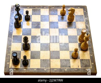 Échiquier avec pièces d'échecs et espace de copie isolé sur fond blanc, vue du dessus du plateau d'échecs pendant le jeu. Concept de stratégie d'échecs, dessiner, Banque D'Images