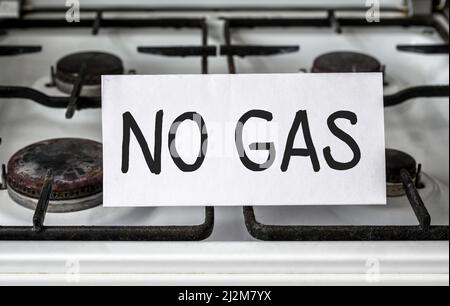 Cuisinière à gaz avec note pas de gaz ne fonctionne pas à la maison, pas de gaz propane russe dans la cuisine. Concept d'économie de la Russie et de l'Europe, coût du gaz naturel, guerre d'Ukraine Banque D'Images