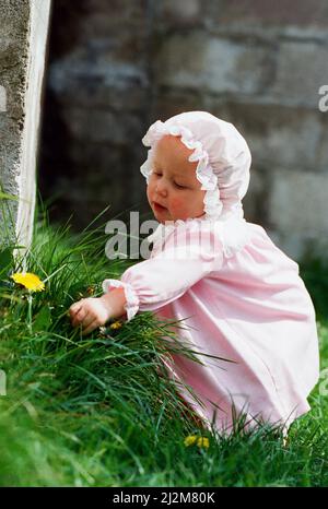 Baby Natalie Horrell, photographiée avec ses parents, Margaret et Paul, comme un an anniversaire de son enlèvement et retour approche, 28th avril 1989. Le 2nd mai 1988, Natalie Horrell a été arrachée à l'âge de cinq mois par une femme qui se pose comme détective de magasin. Pendant cinq jours angoissés, ses parents Margaret et Paul ont été au centre d'une chasse massive jusqu'à ce que leur petite fille soit trouvée en sécurité et bien à 200 miles de distance avec une femme qui voulait désespérément son propre bébé pour garder son mariage vivant. Son ravisseur, Delia McCall, a été emprisonné pendant trois ans pour son enlèvement, qui a été déjoué lorsque son ex-mari s'est expoché Banque D'Images