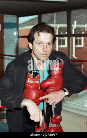 L'acteur Leslie Grantham apparaît à un photocall pour sa nouvelle série télévisée "Winners and Losers". 9th février 1989. Banque D'Images