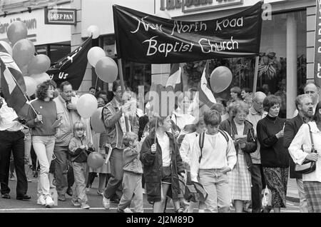 Clowns, poussettes et choeurs se sont tous avéré pour stimuler la deuxième marche annuelle pour Jésus. Des centaines de churchgoers locaux ont assisté à la marche, l'un des nombreux qui se tiennent dans tout le pays pour diffuser le message du christianisme. Le thème de la marche interconfessionnelle de cette année était le rôle de la religion dans l'éducation des enfants. Les marcheurs ont suivi un itinéraire depuis Greenhead Park, à travers le centre-ville, chantant des hymnes et distribuant des tracts. À la suite de la marche, le prédicateur Daniel Cozens parlera plus tard dans le mois à l'église méthodiste Holmfirth et à l'église Elim. 15th septembre 1990. Banque D'Images