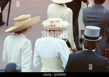 HRH la princesse de Galles, la princesse Diana, (à gauche) et la duchesse de York (à droite) apprécient la journée en marchant en discutant les uns avec les autres lors de l'événement Royal Ascot du 1991 juin. La princesse Diana porte un costume en soie blanche et citron conçu par Catherine Walker. Et un chapeau à bord rempli de roses. Concepteur inconnu de ceci. Photo prise le 19th juin 1991 Banque D'Images