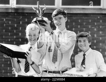 Yarm School, Yarm, North Yorkshire, Angleterre, mercredi 19th juillet 1989. Notre image montre ... de gauche à droite, Michael Risebury, Andrew Kale et James Holloway, qui a récemment remporté le concours annuel de la British Association of Young Scientists Masterminds et a reçu le prix de l'argent de 400 punds, qu'ils ont utilisé pour acheter leur école un magnétoscope, lecteur de disque d'ordinateur. Banque D'Images