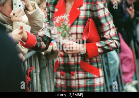 HRH la princesse de Galles, la princesse Diana, visite Didsbury et Wigan dans le nord-ouest de l'Angleterre. L'image montre un gros plan de l'anneau d'engagement de Diana. Lors de la visite, la Princesse a également ouvert l'hôpital pour enfants Francis House. ***Note aux éditeurs: Il n'est pas clair si ces photos sont de la visite de l'hospice, Mais c'est le même jour, la région et une partie de l'horaire de la princesse Diana ce jour-là.*** l'hôpital pour enfants de la Maison Francis a été ouvert le 25 novembre 1991 par Diana, la princesse de Galles, pour fournir des soins aux enfants gravement malades dans le Nord-Ouest. Il a fourni un soutien vital à plus de 500 enfants Banque D'Images