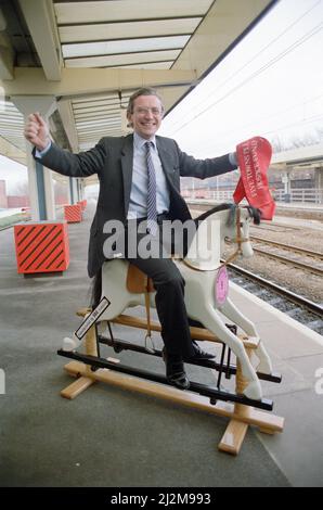 Le secrétaire à l'emploi, Norman Fowler, à bord d'un cheval à bascule. Le cheval, fabriqué à la main par des stagiaires sans emploi, doit être utilisé pour un roc-in parrainé pour recueillir de l'argent pour un nouvel hospice. Wakefield, Yorkshire. 27th janvier 1989. Banque D'Images