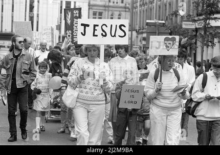 Clowns, poussettes et choeurs se sont tous avéré pour stimuler la deuxième marche annuelle pour Jésus. Des centaines de churchgoers locaux ont assisté à la marche, l'un des nombreux qui se tiennent dans tout le pays pour diffuser le message du christianisme. Le thème de la marche interconfessionnelle de cette année était le rôle de la religion dans l'éducation des enfants. Les marcheurs ont suivi un itinéraire depuis Greenhead Park, à travers le centre-ville, chantant des hymnes et distribuant des tracts. À la suite de la marche, le prédicateur Daniel Cozens parlera plus tard dans le mois à l'église méthodiste Holmfirth et à l'église Elim. 15th septembre 1990. Banque D'Images