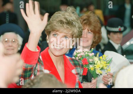 HRH la princesse de Galles, la princesse Diana, visite Didsbury et Wigan dans le nord-ouest de l'Angleterre.sur la photo derrière elle en bleu se trouve sa sœur Lady Sarah McCorquodale lors de la visite la princesse a également ouvert le Francis House Children's Hospice. ***Note aux éditeurs: Il n'est pas clair si ces photos sont de la visite de l'hospice, Mais c'est le même jour, la région et une partie de l'horaire de la princesse Diana ce jour-là.*** l'hôpital pour enfants de la Maison Francis a été ouvert le 25 novembre 1991 par Diana, la princesse de Galles, pour fournir des soins aux enfants gravement malades dans le Nord-Ouest. Il a fourni un soutien vital à la ce Banque D'Images