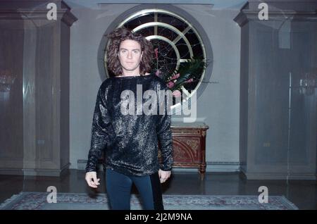 Simon le bon photographié avant son concert avec Duran Duran Pictures vers le 14th mars 1989 le groupe était en tournée dans leur Blue Electric Theatre Tour of North America à ce moment-là. Le 14th mars est entre les dates de concert du 12 mars 1989 - Tower Theatre, Upper Darby, PA, USA et le 16 mars 1989 - Holiday Star Theatre, Merrillville, IN, Etats-Unis Banque D'Images