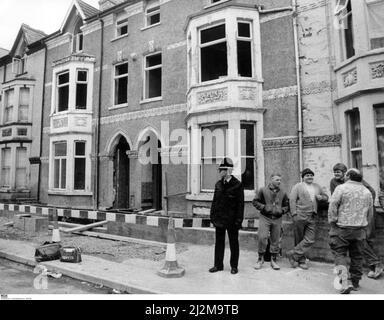 Meurtre de Karen Price - le corps décomposé d'une jeune femme a été trouvé par des ouvriers dans la cour arrière d'une maison à Fitzhamon Embankment, Cardiff. La police annonce que les restes sont considérés comme ceux de Karen Price. L'avant de la maison est illustré. Décembre 1989. Le cas d'un homme qui a passé plus de 23 ans en prison pour le meurtre d'une fille de 15 ans à Cardiff a été renvoyé à la Cour d'appel à la suite d'une enquête menée par la Commission de révision des affaires pénales. La CCRC affirme qu'il existe une « réelle possibilité » que le La condamnation d'Alan Charlton pour meurtre de Karen Price pourrait être q Banque D'Images