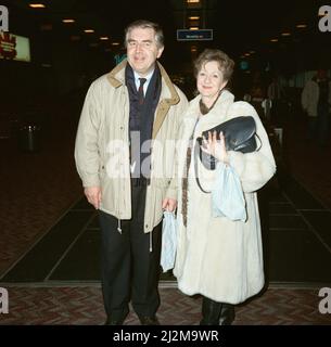 Thelma Barlow et Peter Baldwin de la rue Coronation à l'aéroport de Heathrow. 28th février 1991. Banque D'Images