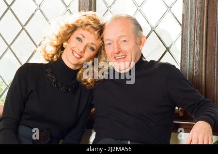 Le magicien Paul Daniels et son épouse Debbie McGee photographiés chez eux. 13th décembre 1991. Banque D'Images