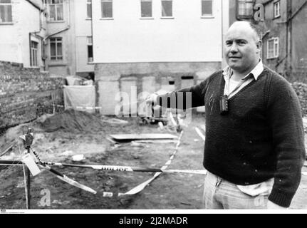 Karen Price - meurtre - le corps décomposé d'une jeune femme a été trouvé par des ouvriers dans la cour arrière d'une maison à Fitzhamon Embankment, Cardiff. Le corps a été trouvé dans le coin où la police a érigé une tente en polyéthylène. Malheureusement, les activités de construction ont détruit une grande partie des preuves. La police annonce que les restes sont considérés comme ceux de Karen Price. Sur la photo, Paul Bodenham, de Roath Housing entrepreneurs de construction, qui ont trouvé le corps, montrant le coin de la cour où il a été trouvé. Décembre 1989. Aujourd'hui, le cas d'un homme qui a passé plus de 23 ans en prison pour le meurtre d'un 15 ans Banque D'Images