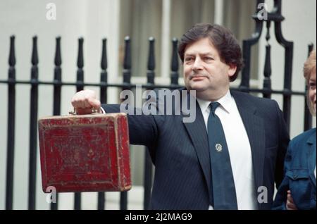 Jour du budget au n° 11 Downing Street. Le chancelier de l'Échiquier, Nigel Lawson, et le célèbre dossier budgétaire. 14th mars 1989. Banque D'Images