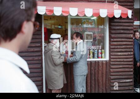 Buster Merryfield en tant qu'oncle Albert et David Jason en tant que Derek Trotter pendant le tournage de l'offre spéciale de Noël « les seuls fous et chevaux » à Margate. 16th mai 1989. Banque D'Images