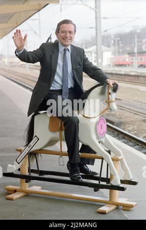 Le secrétaire à l'emploi, Norman Fowler, à bord d'un cheval à bascule. Le cheval, fabriqué à la main par des stagiaires sans emploi, doit être utilisé pour un roc-in parrainé pour recueillir de l'argent pour un nouvel hospice. Wakefield, Yorkshire. 27th janvier 1989. Banque D'Images