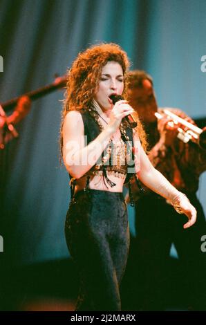 La chanteuse pop Gloria Estefan se présente sur scène lors d'un concert en Grande-Bretagne le 24th septembre 1989. Banque D'Images