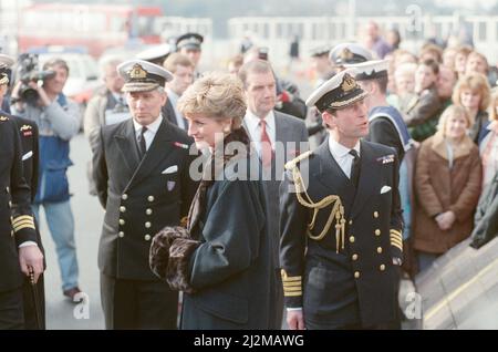 HRH la princesse de Galles, la princesse Diana, Et S.A.R. le prince Charles, le prince de Galles, visite Devonport, Plymouth, Devon, pour rencontrer les familles des troupes qui se trouvent dans la zone de la guerre du Golfe. La visite du couple royal a contribué à critiquer encore que les Royals ne montrent pas assez de soutien à nos troupes. Photo prise le 11th février 1991 Banque D'Images