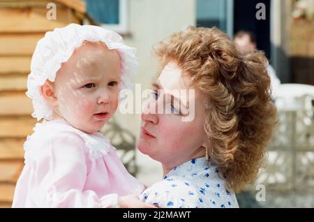 Baby Natalie Horrell, photographiée avec ses parents, Margaret et Paul, comme un an anniversaire de son enlèvement et retour approche, 28th avril 1989. Le 2nd mai 1988, Natalie Horrell a été arrachée à l'âge de cinq mois par une femme qui se pose comme détective de magasin. Pendant cinq jours angoissés, ses parents Margaret et Paul ont été au centre d'une chasse massive jusqu'à ce que leur petite fille soit trouvée en sécurité et bien à 200 miles de distance avec une femme qui voulait désespérément son propre bébé pour garder son mariage vivant. Son ravisseur, Delia McCall, a été emprisonné pendant trois ans pour son enlèvement, qui a été déjoué lorsque son ex-mari s'est expoché Banque D'Images