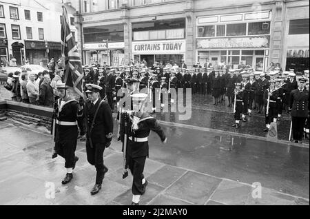 Quelque 200 cadets de la Marine de tout le West Yorkshire ont participé à l'25 événement, ainsi que d'autres de Dewsbury, Wakefield, Bradford, Castleford, Keighley et Leeds. L'officier d'examen était le Capt Jim Davis, président de l'unité de Huddersfield et un service spécial à l'église paroissiale de Huddersfield était dirigé par le nouveau vicaire de la ville, le Rév Brian McGuire. 22nd octobre 1989. Banque D'Images