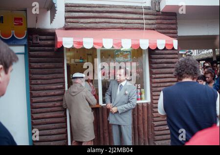 Buster Merryfield en tant qu'oncle Albert et David Jason en tant que Derek Trotter pendant le tournage de l'offre spéciale de Noël « les seuls fous et chevaux » à Margate. 16th mai 1989. Banque D'Images