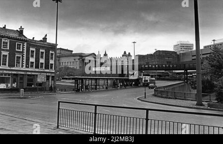 Roe Street, Liverpool, Merseyside, Angleterre, photo montre les piétons en attente de bus et en arrière-plan est la passerelle, également connue sous le nom de pont de ciel,. Photo prise le 13th mai 1991 Banque D'Images