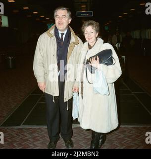 Thelma Barlow et Peter Baldwin de la rue Coronation à l'aéroport de Heathrow. 28th février 1991. Banque D'Images