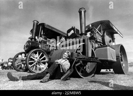 M. John Bainbridge et M. Ian Thompson avec leur rouleau à vapeur Fowler 1923 le 19th juin 1989 Banque D'Images