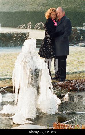 Le magicien Paul Daniels et son épouse Debbie McGee photographiés chez eux. 13th décembre 1991. Banque D'Images