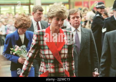 HRH la princesse de Galles, la princesse Diana, visite Didsbury et Wigan dans le nord-ouest de l'Angleterre. La princesse est ici photographiée pour ouvrir le centre commercial Galleries à Wigan. Le garde du corps de la princesse Diana, Ken Wharfe, est à droite de la photo. La sœur de Diana, Lady Sarah McCorquodale, est en bleu sur la photo de gauche. Lors de la visite, la Princesse a également ouvert l'hôpital pour enfants Francis House. Le Francis House Children's Hospice a été ouvert le 25 novembre 1991 par Diana, la princesse de Galles, afin de fournir des soins aux enfants gravement malades dans le Nord-Ouest. Il a fourni un soutien vital pour plus de 500 Banque D'Images